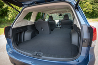 ラゲッジルームの容量は純ガソリンモデルが520リッター、「アドバンス」が509リッター。床下収納も備えている。