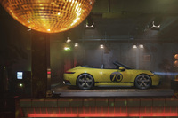 「911カレラGTSカブリオレ」をベースとし、全世界1500台の限定で販売される「ポルシェ911スピリット70」。ヘリテージデザインモデルの第3弾として登場した。