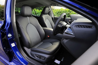 シート表皮は合成皮革とファブリックのコンビネーションデザイン。「WS」では8ウェイのパワーシートが標準装備されている。