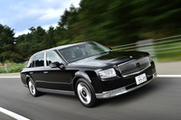 足まわりにはエアサスペンションを採用。前後ともにマルチリンク式となっている。