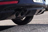 マフラーエンドは2本出し。その周辺部はブラックのパネルで飾られる。