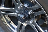 「ジムニー」の“今どきポイント”その1。エアロッキングハブを採用しているので、昔のように4WD選択時に手動でホイールハブをロックする儀式は必要はなくなった。