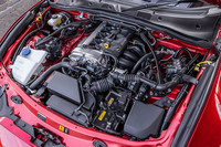 1.5リッター直4自然吸気エンジン「SKYACTIV-G 1.5」には、国内ハイオクガソリンに合わせた専用セッティングが施され、燃焼効率を改善。最高出力が4PSアップの136PSに向上した。「RS」グレードでは6段MTのみが組み合わされる。