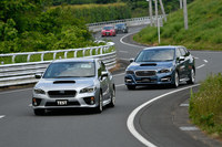 テストコースの外周路で行われた体験試乗の様子。ペダルはもちろん、ステアリングもあまり操作する必要がなかったので、車内は半・自動運転状態だった。