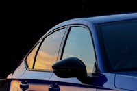 ウィンドウモールとドアミラーもグロスブラックでコーディネートされる。