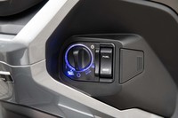 始動はリモコンキーの認識とダイヤル操作で行う。給油口やシートのロック解除は電動式になっている。