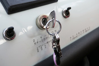 スタート操作は2段階。まずはダッシュボード下に増設されたトグルスイッチを右に倒してシステムを起動。次いでキーを右奥までぐいっと回し、後方（エンジンルーム）から「カチ」という音がしたら、走る準備はOKだ。