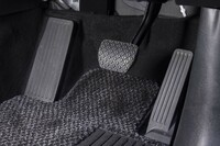 アクセルペダルはマツダこだわりのオルガン式。グレーと黒がまだらになったフロアマットは、砂利や小石が目立ちづらい優れ物。