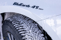 雪に強いオールシーズンタイヤを目指し、スノー性能には妥協せずに開発を進めたという「ブルーアース4S AW21」。2020年1月現在、175/65R14から225/55R19までの全19サイズ展開で、価格はオープン。