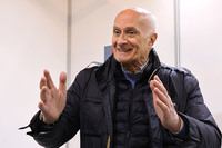 劇用車コーディネート業「ベア」を主宰するベッペ・ジャノーリオさん。愛車は1971年式「ポルシェ911“ナロー”」と「BMW Z3」。2023年3月に筆者撮影。