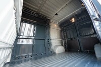 荷室をスライドドア側から見る。護送車のように見えたのは鉄板と鉄骨がむき出しのためだろう。