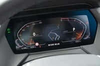 デジタルメータークラスターの表示は左の速度計と、右のエンジン回転計（反時計回り）を基本に構成される。レッドゾーンは5000rpmから。