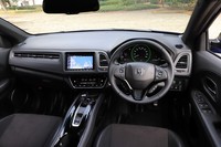 インテリアカラーはブラックのみ。デザインについてはベースの「ホンダ・ヴェゼル」のものと変わらない。