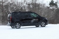 神戸氏いわく「正月から一度も雪がはけたことがない」という今冬の八ヶ岳。取材日も気温はまったく上がらず、ついにはふぶき始めるありさまだった。