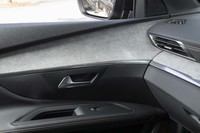 ダッシュボードとドアパネルを結ぶように、フリースのようなグレーのソフト素材が貼られている。