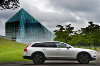 伸びやかなフォルムが印象的な「V90クロスカントリー」のサイドビュー。フロントオーバーハングの短い、FR車のようなプロポーションに仕立てられている。