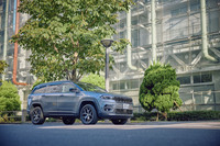 ジープブランドの一翼を担うタフなSUVである「コマンダー」。その姿は、都会の風景にもよくなじむ。