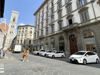 フィレンツェ旧市街にて2021年7月撮影。左から「フォルクスワーゲン・ティグアン」「日産リーフ」「シュコダ・オクタヴィア ワゴン」、そして「トヨタ・プリウス＋（日本名：プリウスα）」。