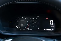 メーターパネルにアナログ時計を表示したところ。上の写真ではデジタル時計だった部分が日付表示に変わっているところが親切だ。