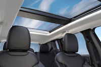 デュアルペインパノラミックサンルーフは「リミテッド」にメーカーオプションとして設定されている。