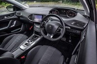 「i-Cockpit」と呼ばれるプジョー独自の運転席まわり。楕円（だえん）形の小径ステアリングホイールを抱えるようにして握り、その上からメーターを眺めるという感覚は独特である。