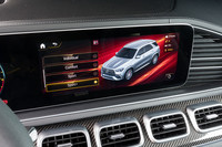 ドライブモード切り替え機構「AMGダイナミックセレクト」の操作画面。専用設定の「レース」を含め、「GLE63 S」には実に8種類ものモードが用意される。