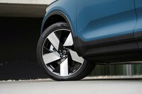 特徴的な意匠のアルミホイール。2018年に発表されたコンセプトカー「360c」のものが元になっている。