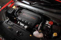 パワーユニットは全車共通で「タイガーシャーク」と呼ばれる2.4リッター直4ガソリンエンジンを採用。吸気バルブを油圧で駆動する動弁機構「マルチエア」が特徴だ。