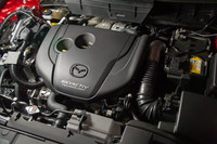 少量の燃料を多段かつ高圧で微細噴霧化して噴射、燃焼させる、“急速多段燃焼”が取り入れられた2.2リッターディーゼルエンジン。高い燃焼効率を実現するとともに、静粛性も改善している。