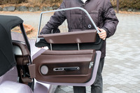 スライド式のサイドスクリーンは脱着も可能。従来モデルでは、2つのネジを緩めて取り外すかたちだったが、「スーパースポーツ」ではドアオープナーの操作によって、簡単に留め金を外せるようになった。