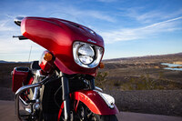 2025年モデルの「チーフテン パワープラス」では、各種装備にも改良が加えられている。例えばLEDヘッドライトは、デイタイムランニングランプを中心に各機能をシームレスに組み合わせた新デザインに変更。オプションでリーンアングルに応じて照射範囲を制御する、アダプティブLEDヘッドライトも用意される。