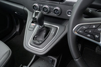 日本仕様のトランスミッションはデュアルクラッチ式ATの「EDC」のみ。6段だった先代に対し、新型は7段に多段化されている。