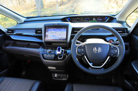 インパネにピアノブラックのパネルを装着することで、上質感を高めている。