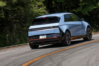 駆動用バッテリーの容量は84kWh。ヒョンデの自社計測値ながら、WLTCモードによる一充電走行距離は561kmに達するという。