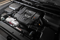 ディーゼルエンジンはVバンクの谷間にターボを搭載する“ホットV”と呼ばれるレイアウトを採用。素早くトルクが立ち上がるレスポンスのよさを実現した。（写真：荒川正幸）