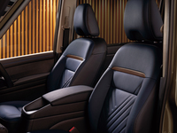 「LUXION」のインテリアには「テーラーフィット」のシートを採用した。