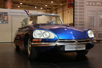 世界で初めてステアリング連動式ヘッドライトを搭載した「シトロエンDS」。