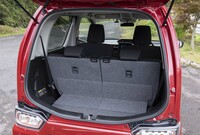 リアシートを一番後ろに下げて荷室側から見る。座面と違って背もたれは左右個別に調整できる。