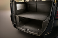 「フリード クロスター」の2列シート車には、拡張性のあるユーティリティーサイドパネルや、テールゲート内側に小物をつり下げることができるユーティリティーナットが備わる。