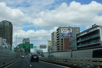 芝公園出口を過ぎ首都高のC1外回りをそのまま三宅坂JCT方面に進むと、右手に「きぬた歯科」の広告看板が、さらにその先にフェラーリの正規販売店ロッソ・スクーデリアの六本木ショールームが見えてくる。