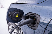 ボディーの左フロントフェンダーに備わるAC200Vの充電ポート。2.5時間から3時間程度で満充電が可能だという。駆動用リチウムイオンバッテリーの容量は34Ahで、40.9km（WLTCモード）のEV走行が可能となる。