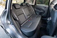 後席には背もたれのリクライニング機能が付いている。「フィット」や「ヤリス」よりも明確に広い足元空間が「ノート」の武器だ。