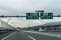 御殿場JCT（下り線）名物の、思わず二度見する道路標識。……言いたいことは分かるけど、なんか他にやりようはなかったの？