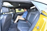 フロントシートを身長167cmの筆者に合わせて調整し、後席に座ったところ。膝まわりのゆとりはご覧の通り。