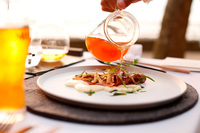 ホールを担当するのは、普段は地元のホテルで働く人たち。彼らはボランティアで参加している。