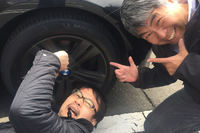 試乗会に同行した『週刊SPA！』担当K氏（左）と流し撮り職人こと池之平昌信カメラマン（右）からも、ネガティブな反応しか返ってこなかった。