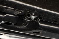 車体の底部をのぞき込むと、重要な溶接部は盾でガードされ、フレームのネジまわりも鉄製の峰で守られていた（写真）。エンジニアいわく「多くのクロカン車を見てきたけど、ここまでヒット対策を徹底しているのは『ランクル』だけ」とのことだ。