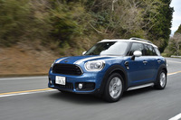 箱根のワインディングロードを行く。2リッターディーゼルエンジンは静粛でパワフル。他のクルマから乗り換えても、すぐにはディーゼルと判別できないだろう。