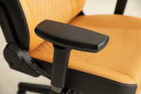 緩やかな形状で、さまざまな体形の人間を受け入れる包容力の高さが魅力の「ICON（アイコン）」シリーズ。アームレストは他のラインナップと同様に、4方向への調整が可能。