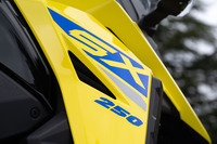 「Vストローム」シリーズには「250」「250SX」と、250ccクラスに2機種のモデルが存在するが、前者は水冷2気筒、後者が油冷単気筒と、搭載するエンジンが大きく異なっている。